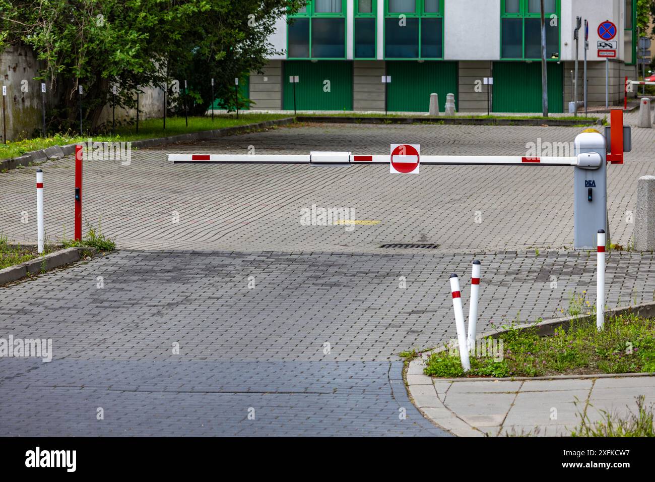 Geschlossene Absperrung, kein Zugang zum Parkplatz, die Anlage ist geschlossen Stockfoto