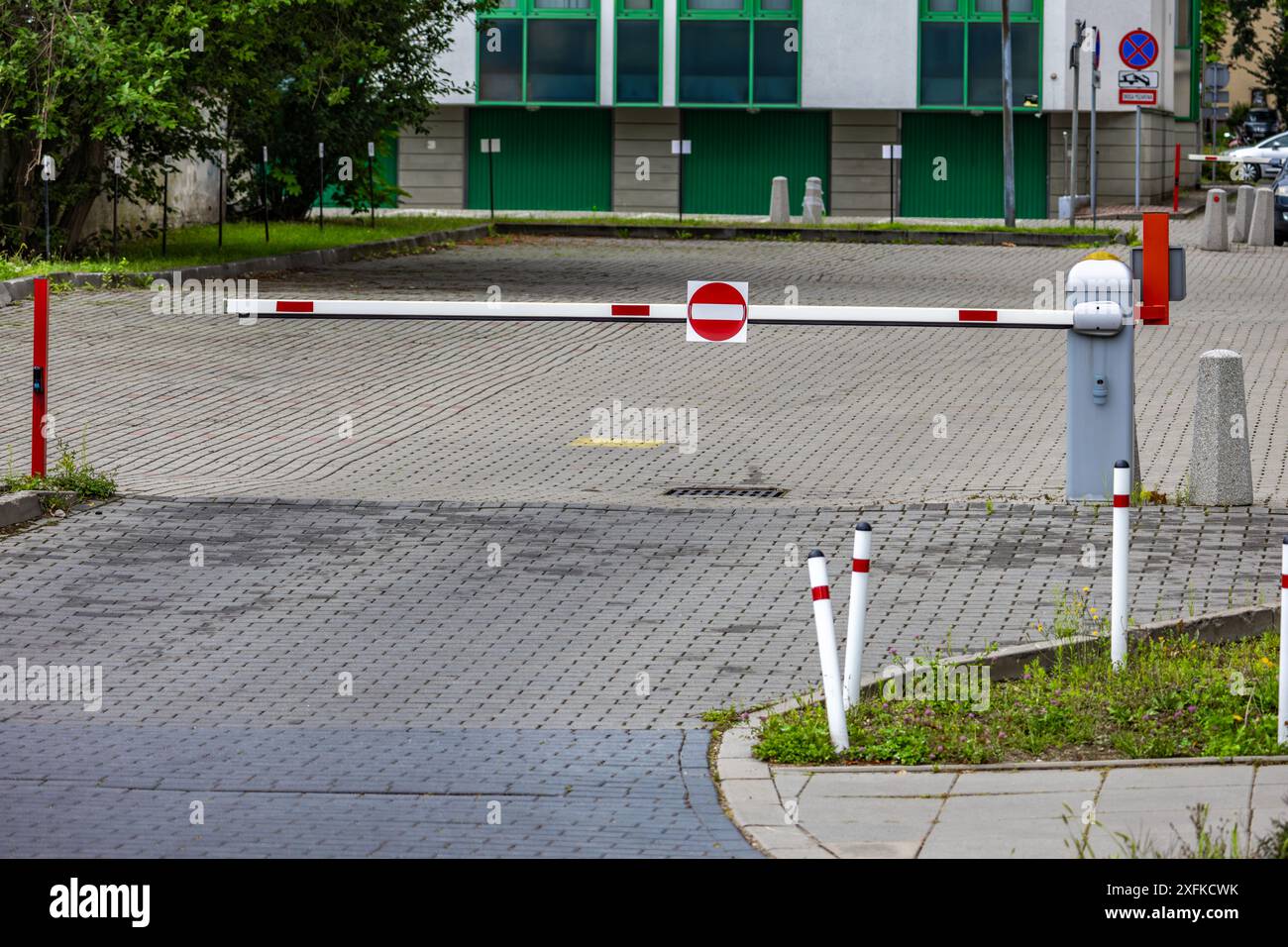 Geschlossene Absperrung, kein Zugang zum Parkplatz, die Anlage ist geschlossen Stockfoto