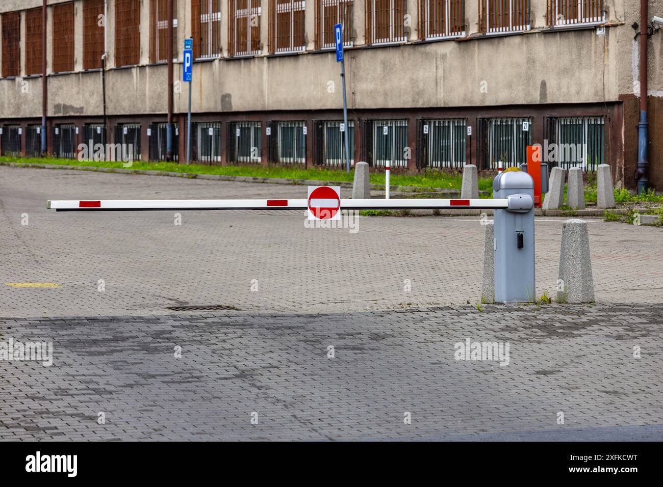 Geschlossene Absperrung, kein Zugang zum Parkplatz, die Anlage ist geschlossen Stockfoto