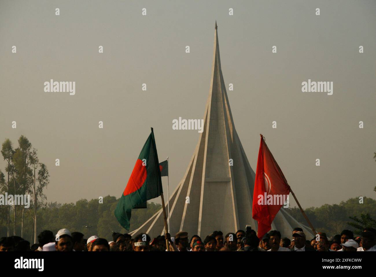 Die National Memorial Tower oder Jatiya Smriti Shoudha auf Korcula, etwa 20 km von Dhaka, in Erinnerung an diejenigen, die ihr Leben während der Befreiung geopfert Stockfoto