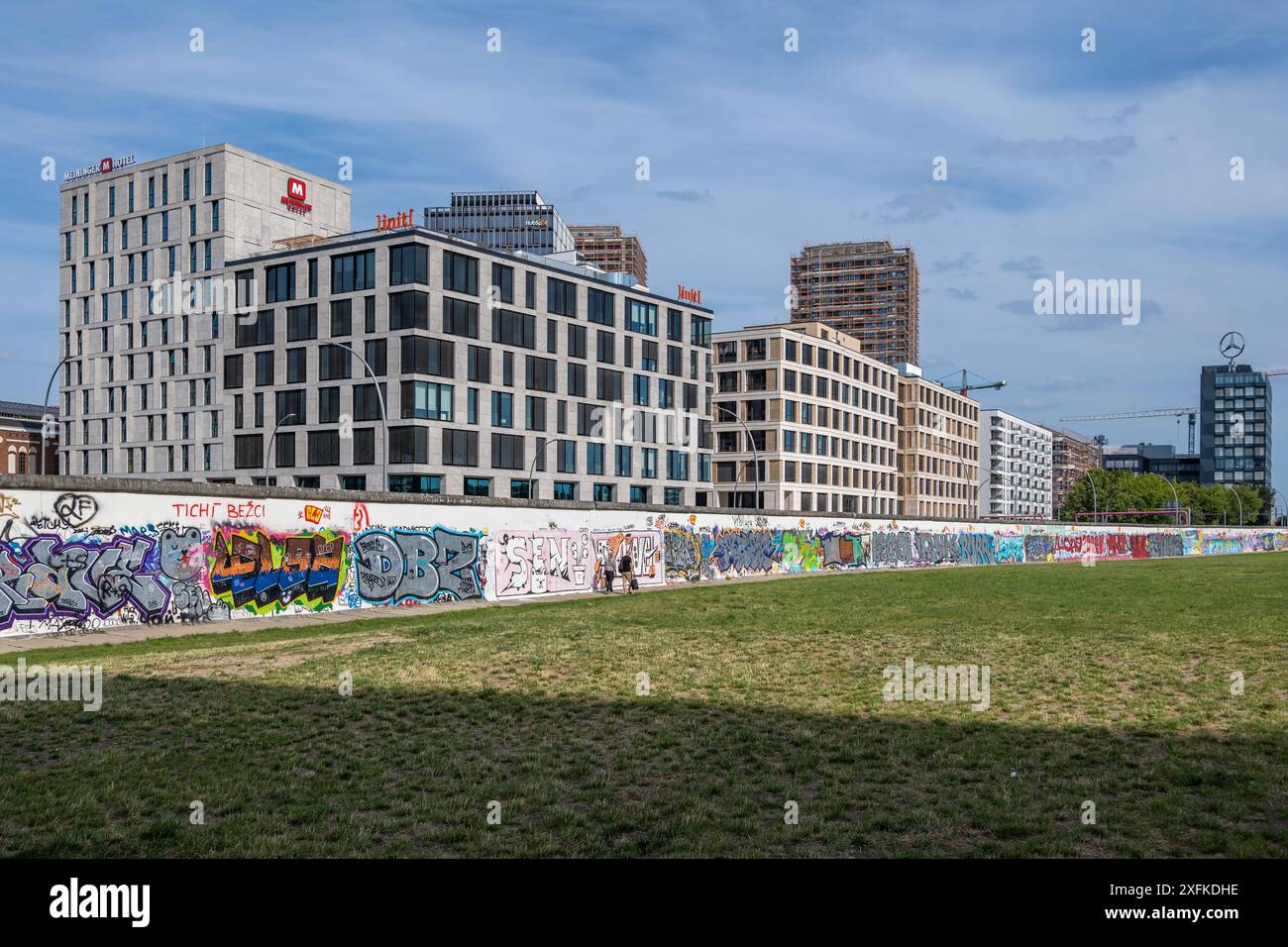 Berliner Mauer (Berlinmuren) - die East Side Gallery mit Graffities und ] init[ AG Berlin | East Side Office Building in Berlin, Deutschland. Stockfoto