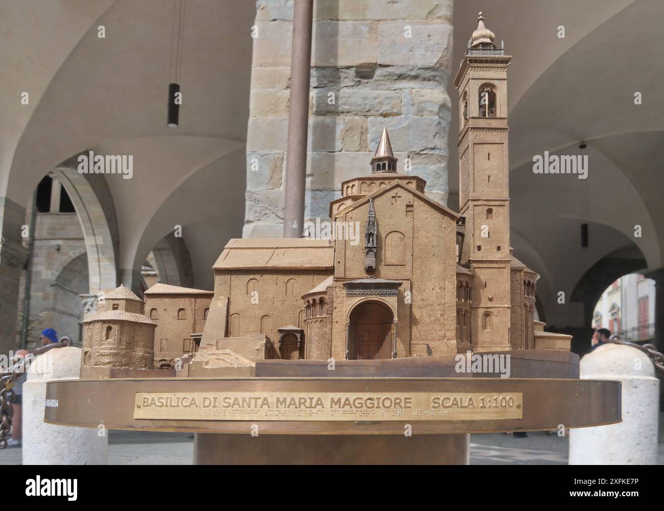 Ein Modell des Santa Maria Maggiore-Komplexes im Maßstab 1/100 wurde auf dem oberen Kuppelplatz Bergamo aufgestellt Stockfoto