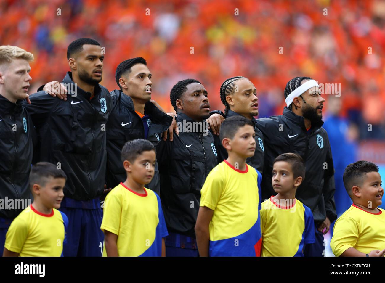 München, Deutschland. Juli 2024. Team Niederlande während der Nationalhymnen für die Achtelfinale der UEFA Euro 2024 zwischen RUMÄNIEN und DEN NIEDERLANDEN in der Allianz Arena in München Credit: Mickael Chavet/Alamy Live News Stockfoto