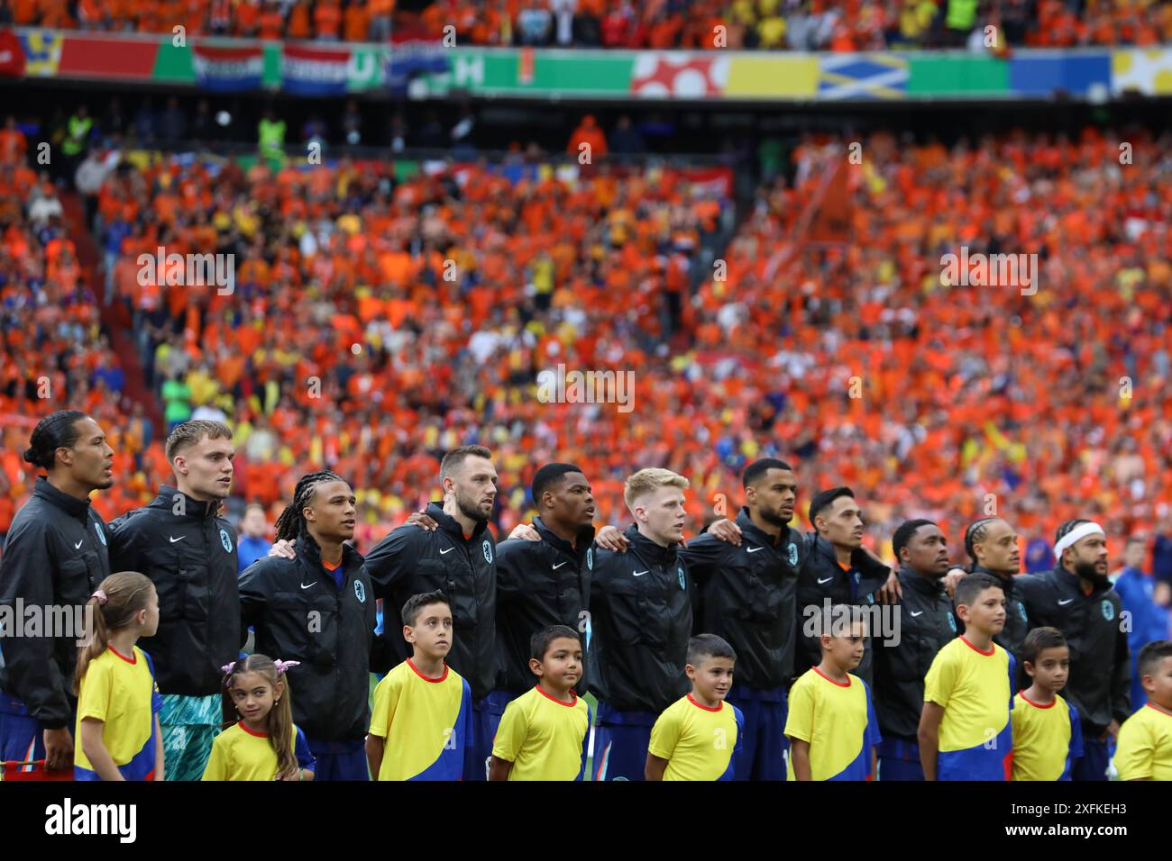 München, Deutschland. Juli 2024. Team Niederlande während der Nationalhymnen für die Achtelfinale der UEFA Euro 2024 zwischen RUMÄNIEN und DEN NIEDERLANDEN in der Allianz Arena in München Credit: Mickael Chavet/Alamy Live News Stockfoto