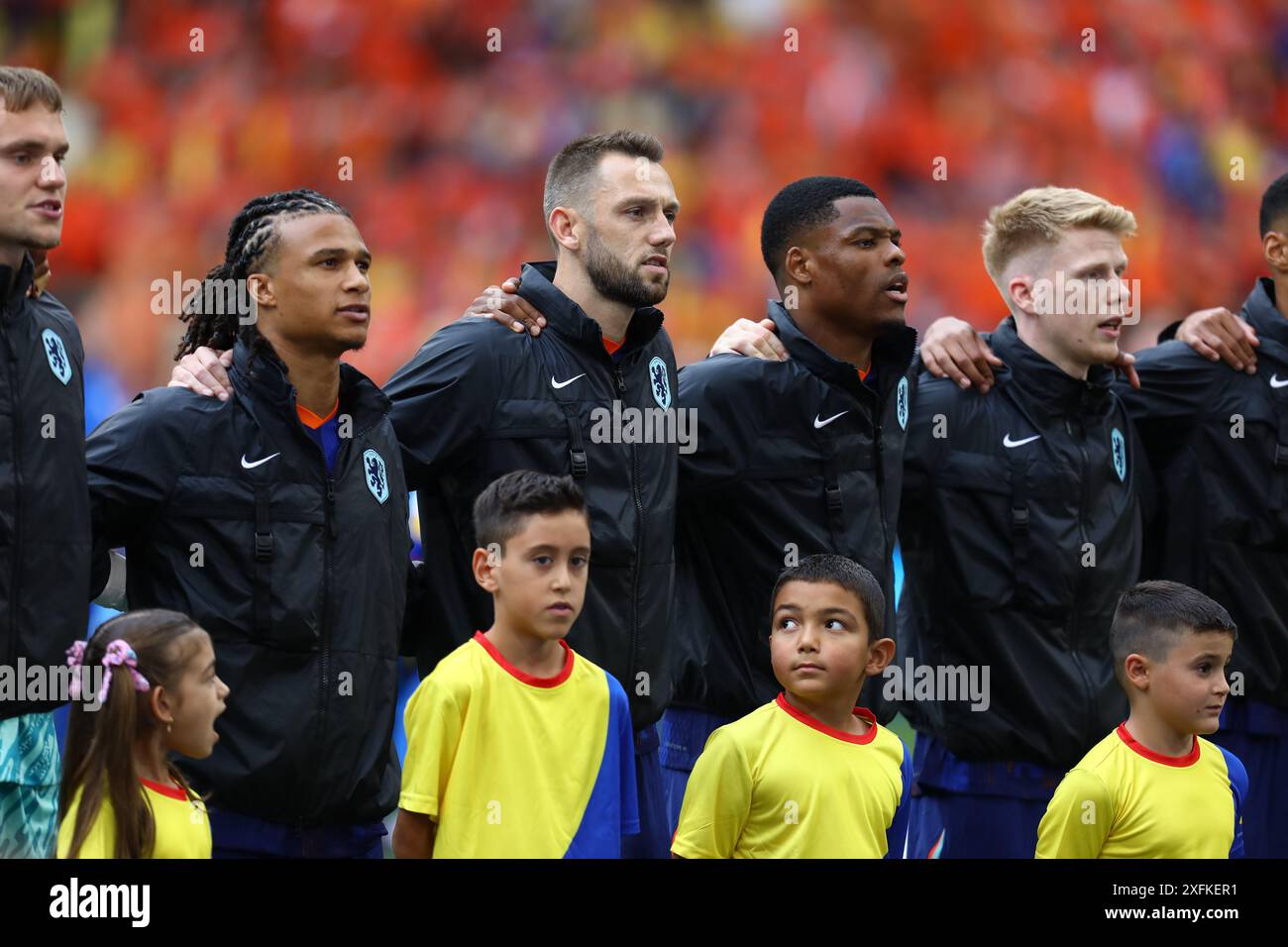 München, Deutschland. Juli 2024. Team Niederlande während der Nationalhymnen für die Achtelfinale der UEFA Euro 2024 zwischen RUMÄNIEN und DEN NIEDERLANDEN in der Allianz Arena in München Credit: Mickael Chavet/Alamy Live News Stockfoto