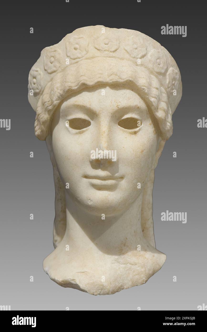 Marmorporträtbüste einer Frau, altgriechisch archaisch. Rom, Italien Stockfoto
