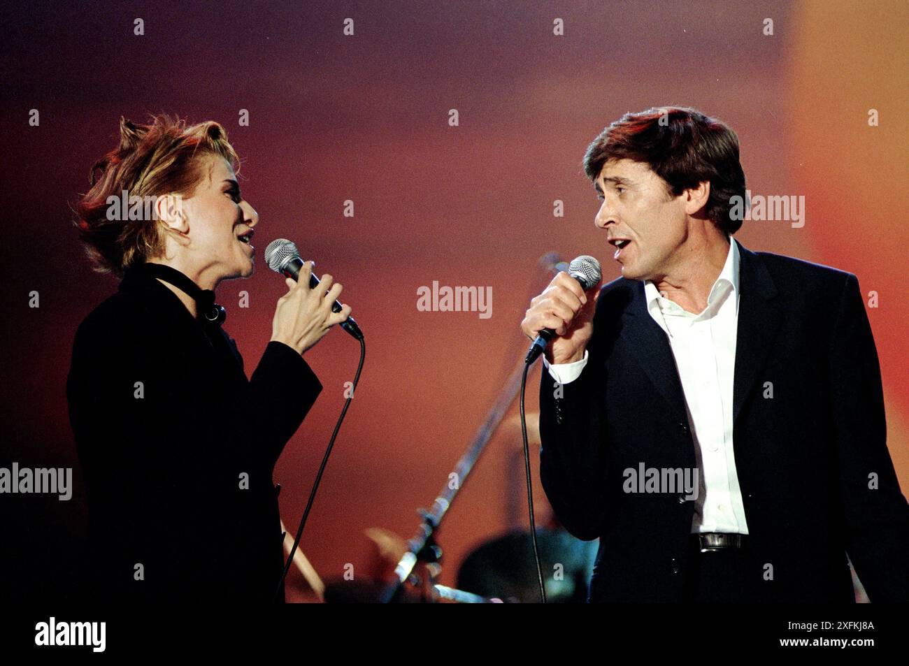 Bologna Italien 28.09.1997: Gianni Morandi und Barbara Cola, berühmte italienische Sängerinnen, während des Live-Konzerts auf dem 23. Nationalen Eucharistischen Kongress Stockfoto