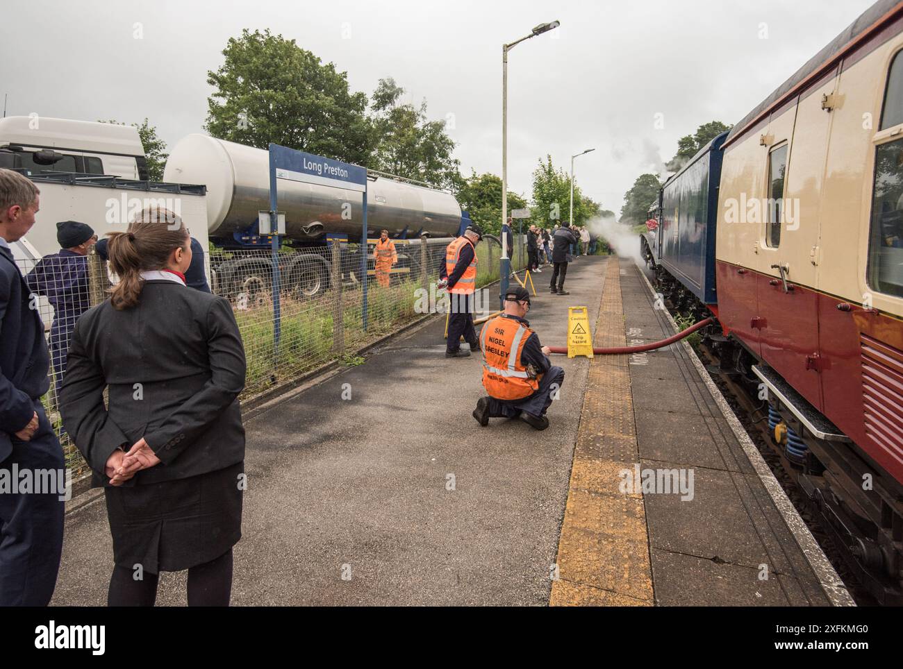 Die Lokomotive Sir Nigel Gresley fuhr am 3. Juli 2024 von Carlisle in Long Preston mit Unterstützungsteam und nahm mehr Wasser auf. Stockfoto