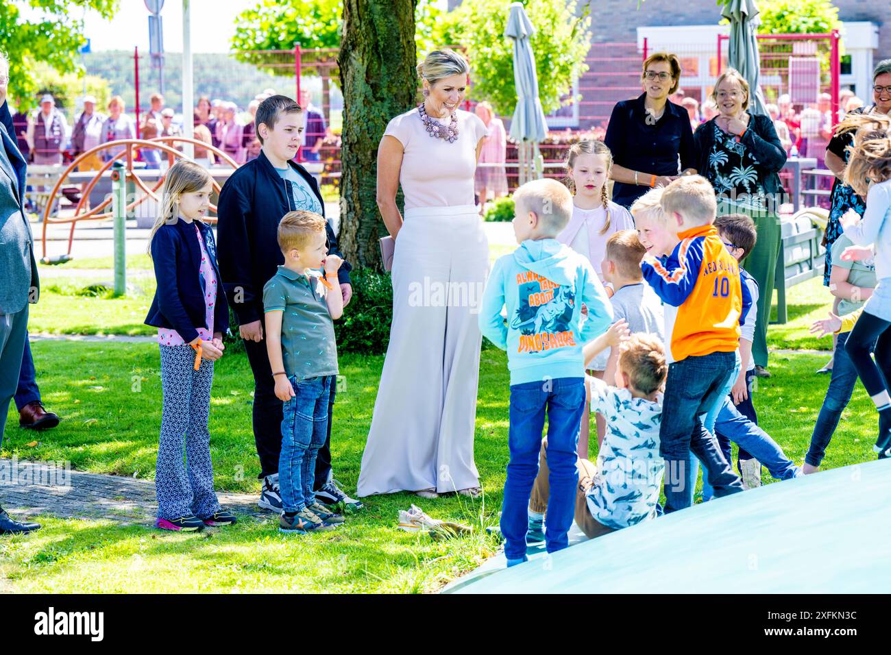 MOERDIJK, 04-07-2024, Zevenbergschen Hoek Koningin Maxima tijdens een bezoek aan Zevenbergschen Hoek in de gemeente Moerdijk. Het bezoek Staat in het teken van het behouden van de leefbaarheid en de aantrekkelijkheid voor alle inwoners van het dorp, terwijl de voorzieningen afnemen en de hechte gemeenschap vergrijst. FOTO: NLBeeld/Patrick van EMST Königin Maxima bei einem Besuch in Zevenbergschen Hoek in der Gemeinde Moerdijk. Der Besuch zielt darauf ab, die Lebensqualität und Attraktivität für alle Bewohner des Dorfes zu erhalten, während die Einrichtungen und die enge Verbindung zurückgehen Stockfoto