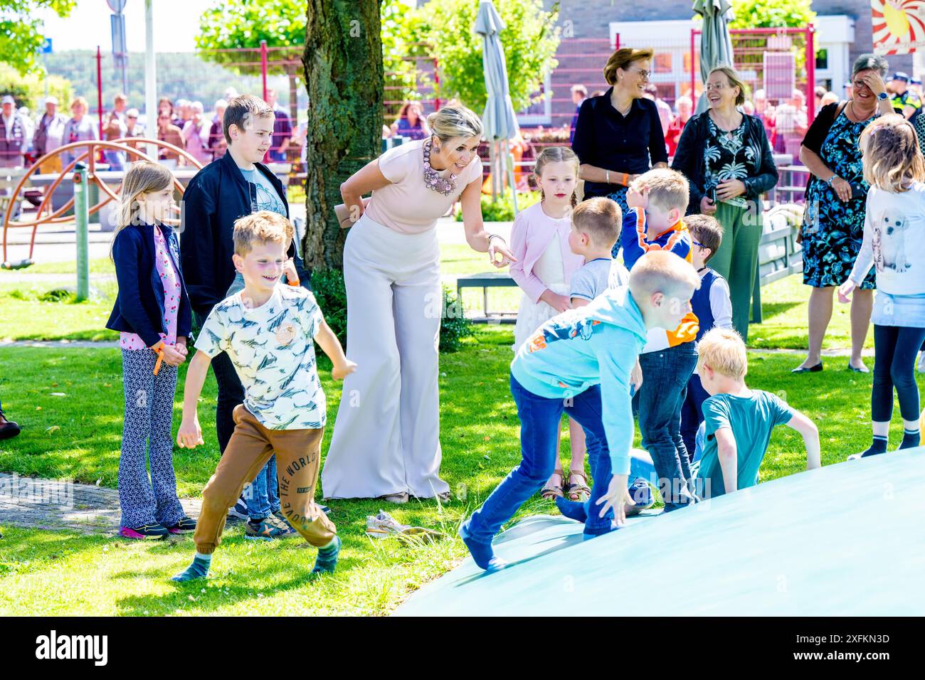 MOERDIJK, 04-07-2024, Zevenbergschen Hoek Koningin Maxima tijdens een bezoek aan Zevenbergschen Hoek in de gemeente Moerdijk. Het bezoek Staat in het teken van het behouden van de leefbaarheid en de aantrekkelijkheid voor alle inwoners van het dorp, terwijl de voorzieningen afnemen en de hechte gemeenschap vergrijst. FOTO: NLBeeld/Patrick van EMST Königin Maxima bei einem Besuch in Zevenbergschen Hoek in der Gemeinde Moerdijk. Der Besuch zielt darauf ab, die Lebensqualität und Attraktivität für alle Bewohner des Dorfes zu erhalten, während die Einrichtungen und die enge Verbindung zurückgehen Stockfoto