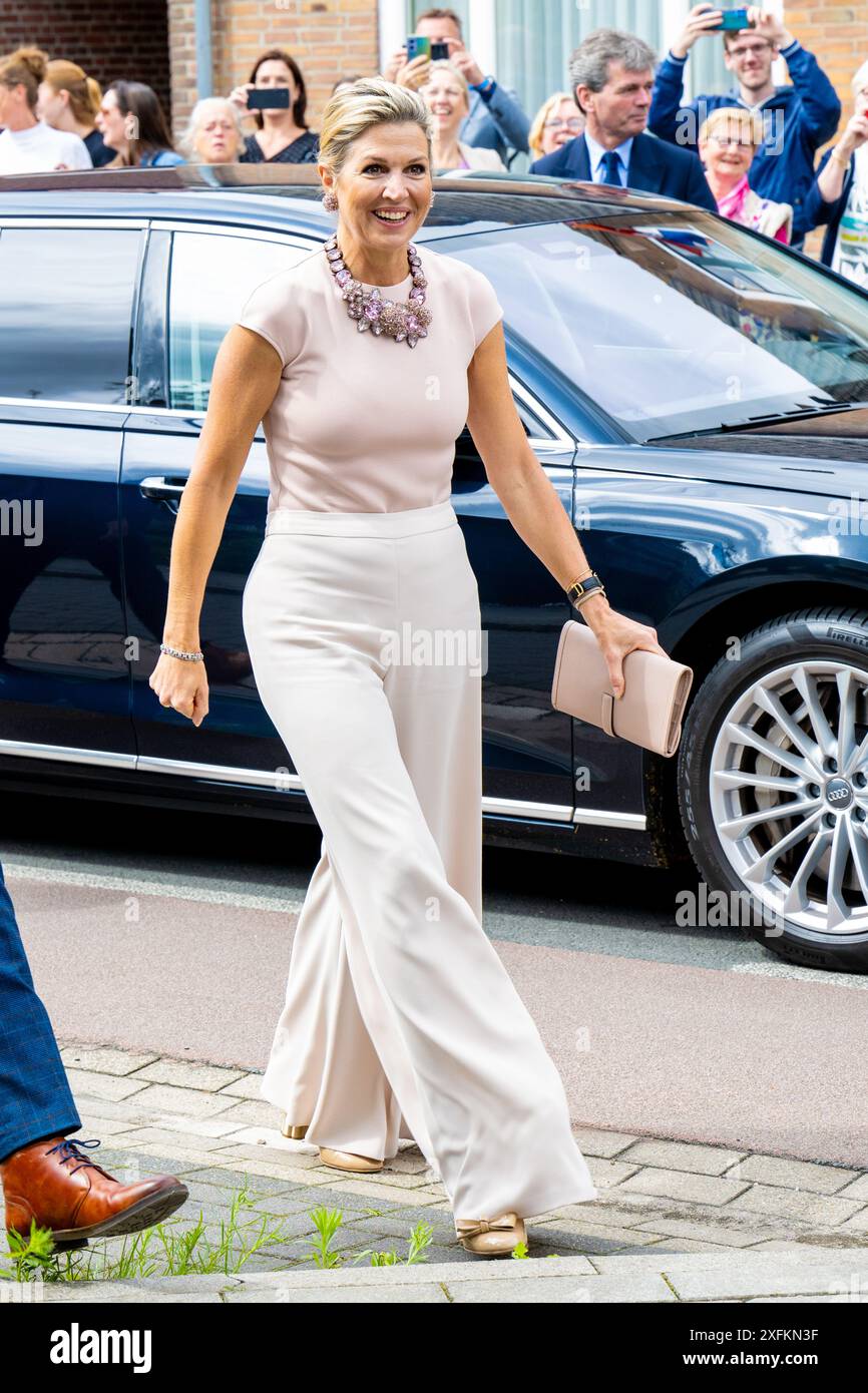 MOERDIJK, 04-07-2024, Zevenbergschen Hoek Koningin Maxima tijdens een bezoek aan Zevenbergschen Hoek in de gemeente Moerdijk. Het bezoek Staat in het teken van het behouden van de leefbaarheid en de aantrekkelijkheid voor alle inwoners van het dorp, terwijl de voorzieningen afnemen en de hechte gemeenschap vergrijst. FOTO: NLBeeld/Patrick van EMST Königin Maxima bei einem Besuch in Zevenbergschen Hoek in der Gemeinde Moerdijk. Der Besuch zielt darauf ab, die Lebensqualität und Attraktivität für alle Bewohner des Dorfes zu erhalten, während die Einrichtungen und die enge Verbindung zurückgehen Stockfoto