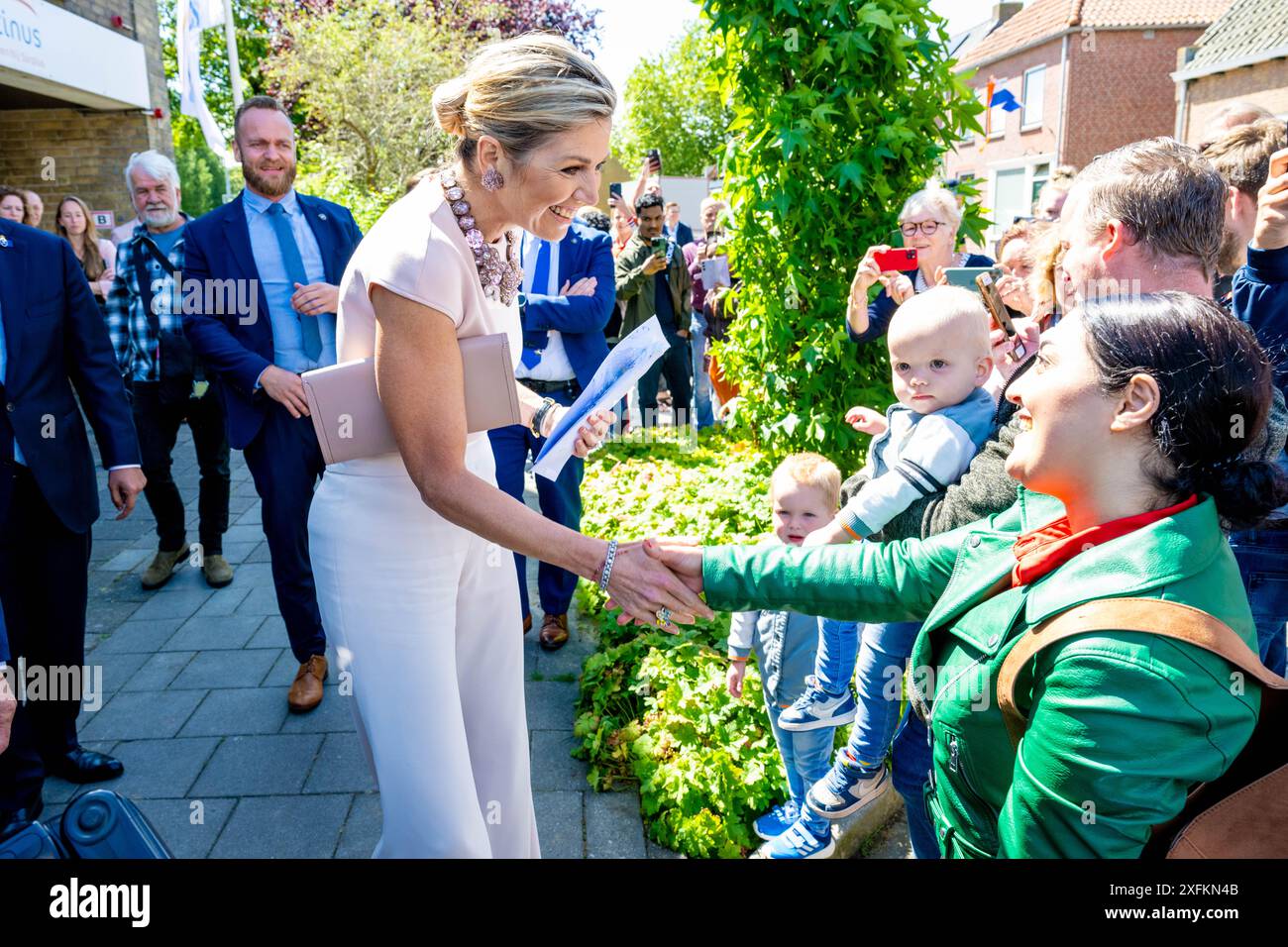 MOERDIJK, 04-07-2024, Zevenbergschen Hoek Koningin Maxima tijdens een bezoek aan Zevenbergschen Hoek in de gemeente Moerdijk. Het bezoek Staat in het teken van het behouden van de leefbaarheid en de aantrekkelijkheid voor alle inwoners van het dorp, terwijl de voorzieningen afnemen en de hechte gemeenschap vergrijst. FOTO: NLBeeld/Patrick van EMST Königin Maxima bei einem Besuch in Zevenbergschen Hoek in der Gemeinde Moerdijk. Der Besuch zielt darauf ab, die Lebensqualität und Attraktivität für alle Bewohner des Dorfes zu erhalten, während die Einrichtungen und die enge Verbindung zurückgehen Stockfoto