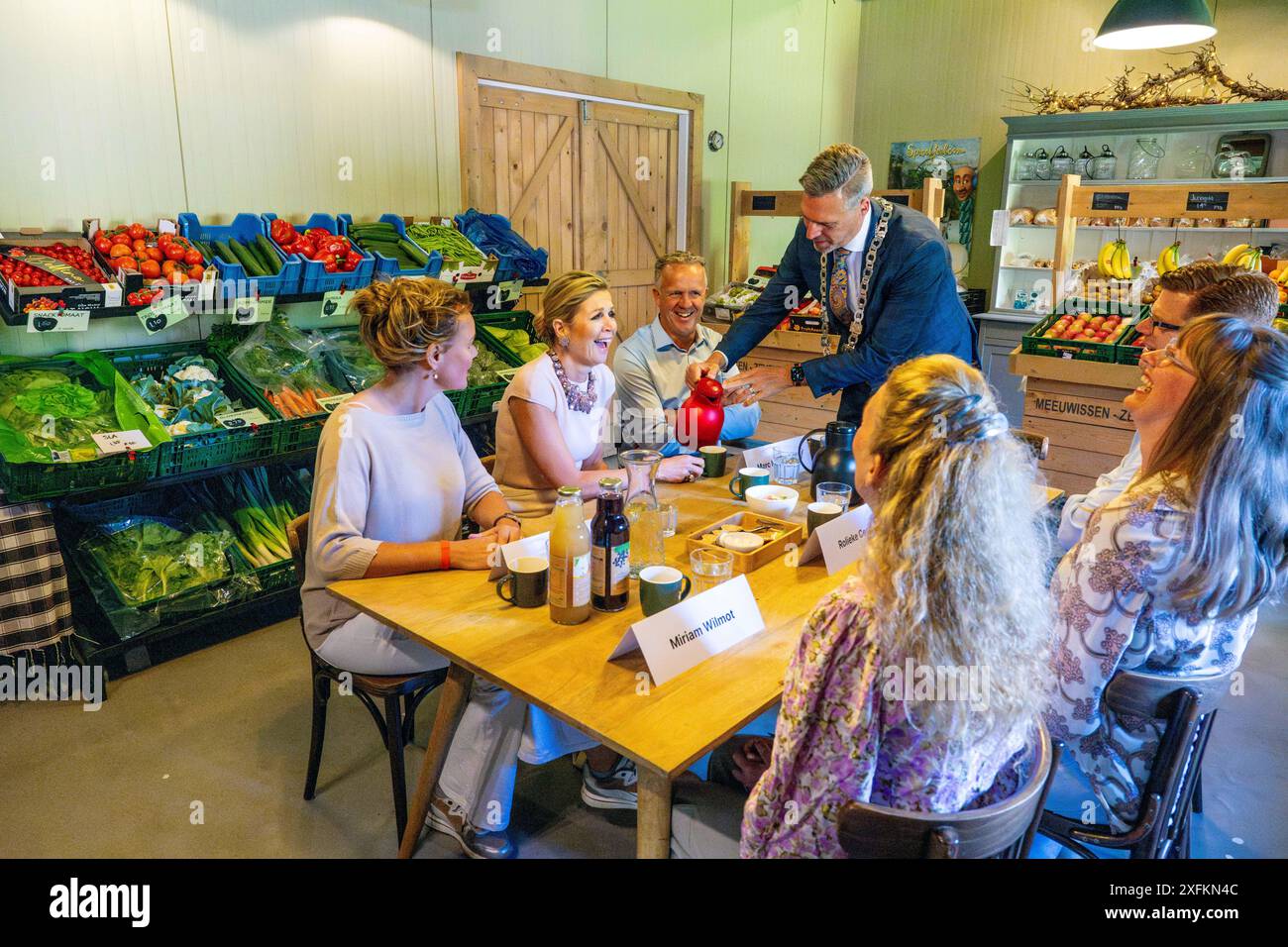 MOERDIJK, 04-07-2024, Zevenbergschen Hoek Koningin Maxima tijdens een bezoek aan Zevenbergschen Hoek in de gemeente Moerdijk. Het bezoek Staat in het teken van het behouden van de leefbaarheid en de aantrekkelijkheid voor alle inwoners van het dorp, terwijl de voorzieningen afnemen en de hechte gemeenschap vergrijst. FOTO: NLBeeld/Patrick van EMST Königin Maxima bei einem Besuch in Zevenbergschen Hoek in der Gemeinde Moerdijk. Der Besuch zielt darauf ab, die Lebensqualität und Attraktivität für alle Bewohner des Dorfes zu erhalten, während die Einrichtungen und die enge Verbindung zurückgehen Stockfoto