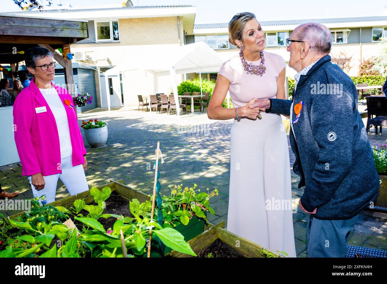 MOERDIJK, 04-07-2024, Zevenbergschen Hoek Koningin Maxima tijdens een bezoek aan Zevenbergschen Hoek in de gemeente Moerdijk. Het bezoek Staat in het teken van het behouden van de leefbaarheid en de aantrekkelijkheid voor alle inwoners van het dorp, terwijl de voorzieningen afnemen en de hechte gemeenschap vergrijst. FOTO: NLBeeld/Patrick van EMST Königin Maxima bei einem Besuch in Zevenbergschen Hoek in der Gemeinde Moerdijk. Der Besuch zielt darauf ab, die Lebensqualität und Attraktivität für alle Bewohner des Dorfes zu erhalten, während die Einrichtungen und die enge Verbindung zurückgehen Stockfoto