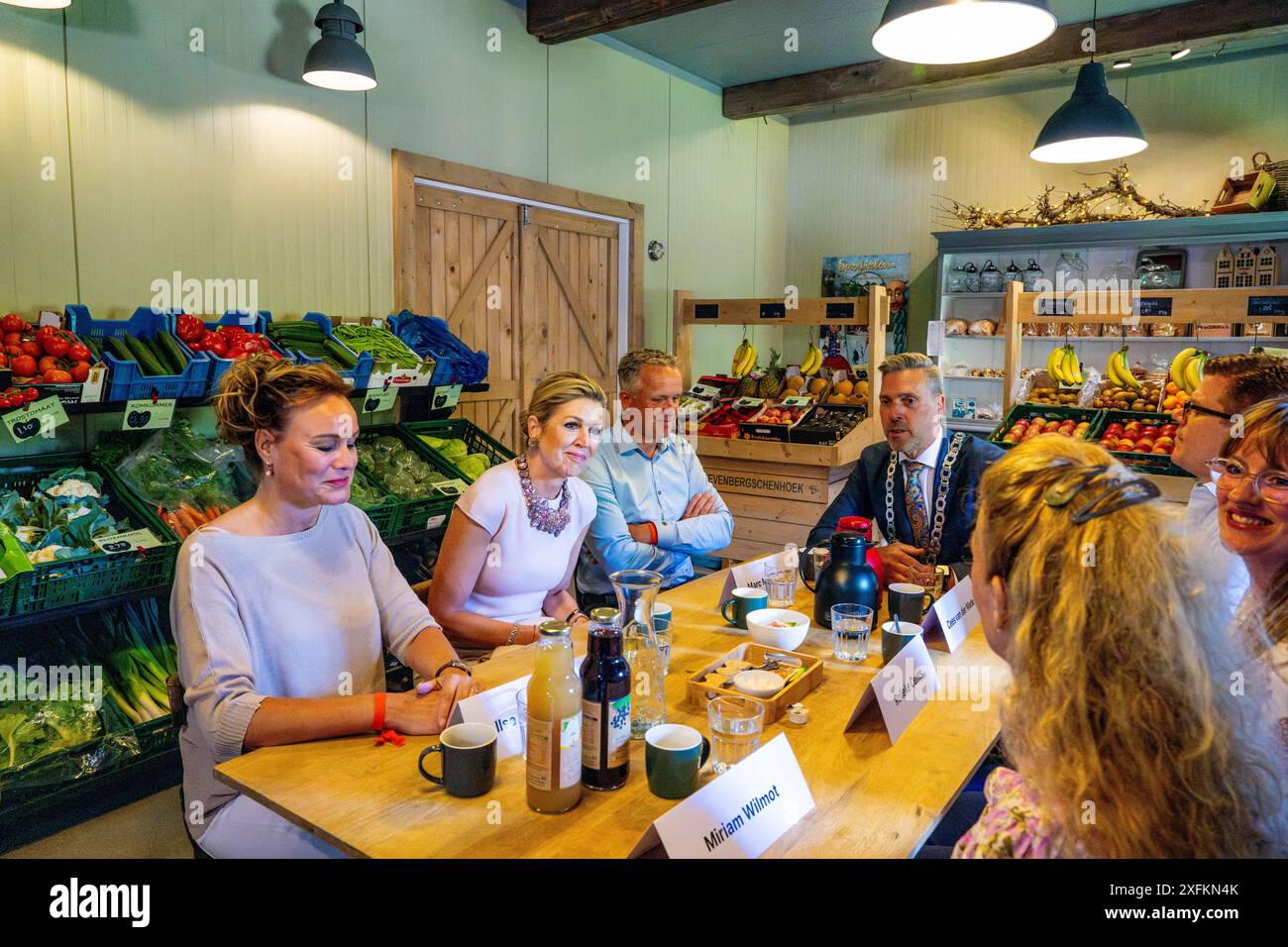 MOERDIJK, 04-07-2024, Zevenbergschen Hoek Koningin Maxima tijdens een bezoek aan Zevenbergschen Hoek in de gemeente Moerdijk. Het bezoek Staat in het teken van het behouden van de leefbaarheid en de aantrekkelijkheid voor alle inwoners van het dorp, terwijl de voorzieningen afnemen en de hechte gemeenschap vergrijst. FOTO: NLBeeld/Patrick van EMST Königin Maxima bei einem Besuch in Zevenbergschen Hoek in der Gemeinde Moerdijk. Der Besuch zielt darauf ab, die Lebensqualität und Attraktivität für alle Bewohner des Dorfes zu erhalten, während die Einrichtungen und die enge Verbindung zurückgehen Stockfoto