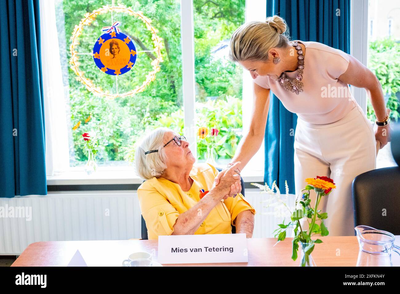 MOERDIJK, 04-07-2024, Zevenbergschen Hoek Koningin Maxima tijdens een bezoek aan Zevenbergschen Hoek in de gemeente Moerdijk. Het bezoek Staat in het teken van het behouden van de leefbaarheid en de aantrekkelijkheid voor alle inwoners van het dorp, terwijl de voorzieningen afnemen en de hechte gemeenschap vergrijst. FOTO: NLBeeld/Patrick van EMST Königin Maxima bei einem Besuch in Zevenbergschen Hoek in der Gemeinde Moerdijk. Der Besuch zielt darauf ab, die Lebensqualität und Attraktivität für alle Bewohner des Dorfes zu erhalten, während die Einrichtungen und die enge Verbindung zurückgehen Stockfoto