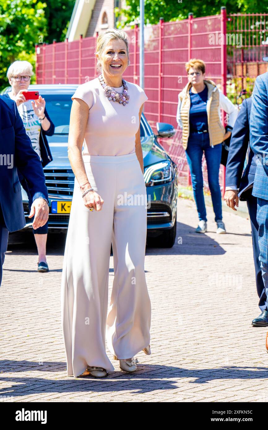 MOERDIJK, 04-07-2024, Zevenbergschen Hoek Koningin Maxima tijdens een bezoek aan Zevenbergschen Hoek in de gemeente Moerdijk. Het bezoek Staat in het teken van het behouden van de leefbaarheid en de aantrekkelijkheid voor alle inwoners van het dorp, terwijl de voorzieningen afnemen en de hechte gemeenschap vergrijst. FOTO: NLBeeld/Patrick van EMST Königin Maxima bei einem Besuch in Zevenbergschen Hoek in der Gemeinde Moerdijk. Der Besuch zielt darauf ab, die Lebensqualität und Attraktivität für alle Bewohner des Dorfes zu erhalten, während die Einrichtungen und die enge Verbindung zurückgehen Stockfoto