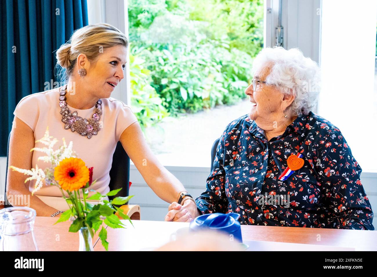 MOERDIJK, 04-07-2024, Zevenbergschen Hoek Koningin Maxima tijdens een bezoek aan Zevenbergschen Hoek in de gemeente Moerdijk. Het bezoek Staat in het teken van het behouden van de leefbaarheid en de aantrekkelijkheid voor alle inwoners van het dorp, terwijl de voorzieningen afnemen en de hechte gemeenschap vergrijst. FOTO: NLBeeld/Patrick van EMST Königin Maxima bei einem Besuch in Zevenbergschen Hoek in der Gemeinde Moerdijk. Der Besuch zielt darauf ab, die Lebensqualität und Attraktivität für alle Bewohner des Dorfes zu erhalten, während die Einrichtungen und die enge Verbindung zurückgehen Stockfoto