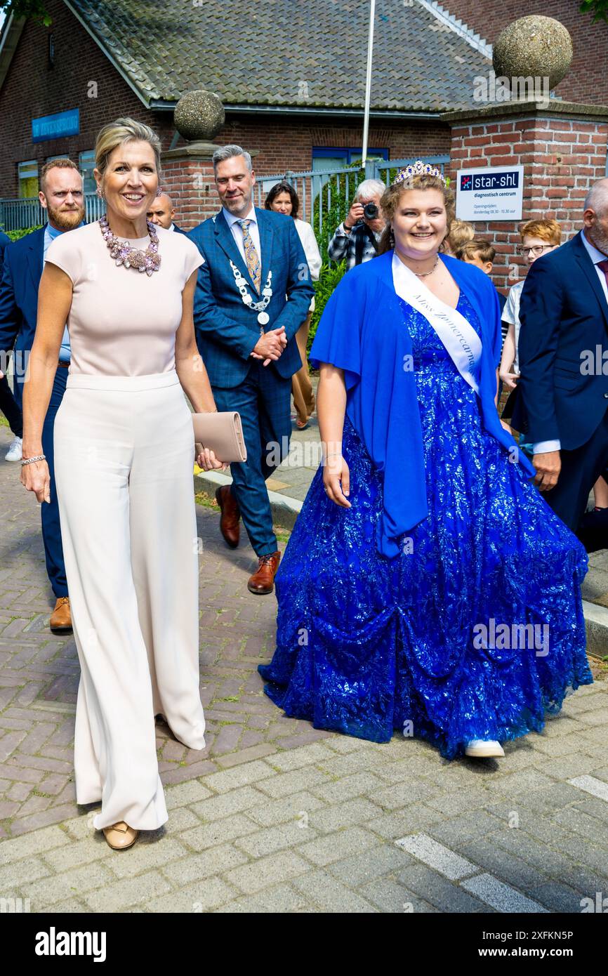 MOERDIJK, 04-07-2024, Zevenbergschen Hoek Koningin Maxima tijdens een bezoek aan Zevenbergschen Hoek in de gemeente Moerdijk. Het bezoek Staat in het teken van het behouden van de leefbaarheid en de aantrekkelijkheid voor alle inwoners van het dorp, terwijl de voorzieningen afnemen en de hechte gemeenschap vergrijst. FOTO: NLBeeld/Patrick van EMST Königin Maxima bei einem Besuch in Zevenbergschen Hoek in der Gemeinde Moerdijk. Der Besuch zielt darauf ab, die Lebensqualität und Attraktivität für alle Bewohner des Dorfes zu erhalten, während die Einrichtungen und die enge Verbindung zurückgehen Stockfoto