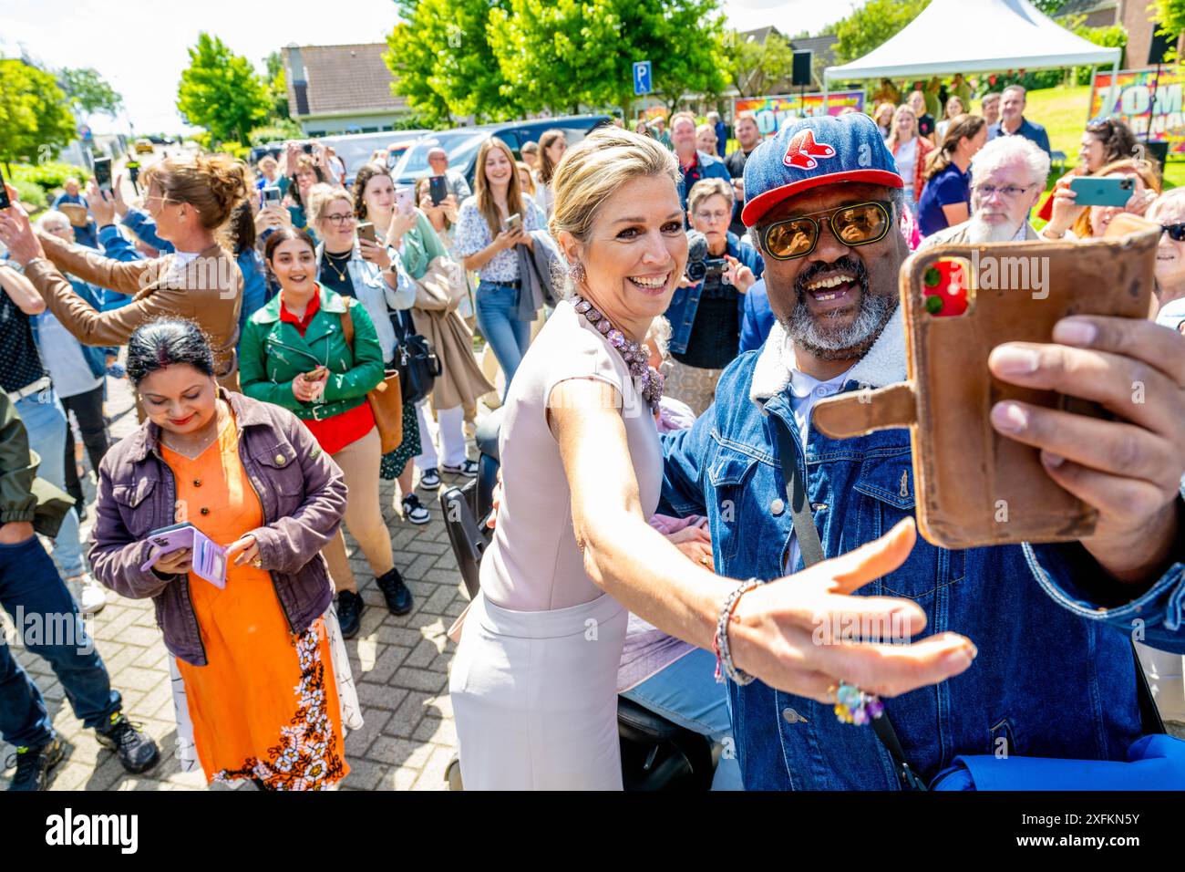 MOERDIJK, 04-07-2024, Zevenbergschen Hoek Koningin Maxima tijdens een bezoek aan Zevenbergschen Hoek in de gemeente Moerdijk. Het bezoek Staat in het teken van het behouden van de leefbaarheid en de aantrekkelijkheid voor alle inwoners van het dorp, terwijl de voorzieningen afnemen en de hechte gemeenschap vergrijst. FOTO: NLBeeld/Patrick van EMST Königin Maxima bei einem Besuch in Zevenbergschen Hoek in der Gemeinde Moerdijk. Der Besuch zielt darauf ab, die Lebensqualität und Attraktivität für alle Bewohner des Dorfes zu erhalten, während die Einrichtungen und die enge Verbindung zurückgehen Stockfoto