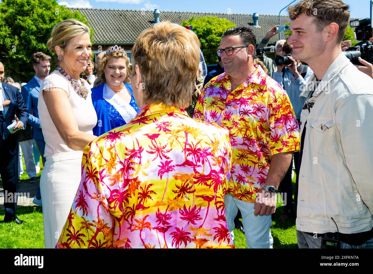 Moerdijk, Niederlande, 04-07-2024 Königin Maxima bei einem Besuch in Zevenbergschen Hoek in der Gemeinde Moerdijk. Der Besuch zielt darauf ab, die Lebensqualität und Attraktivität für alle Bewohner des Dorfes zu erhalten, während die Einrichtungen zurückgehen und die enge Gemeinschaft altert. Quelle: NLBeeld/Patrick van EMST Stockfoto