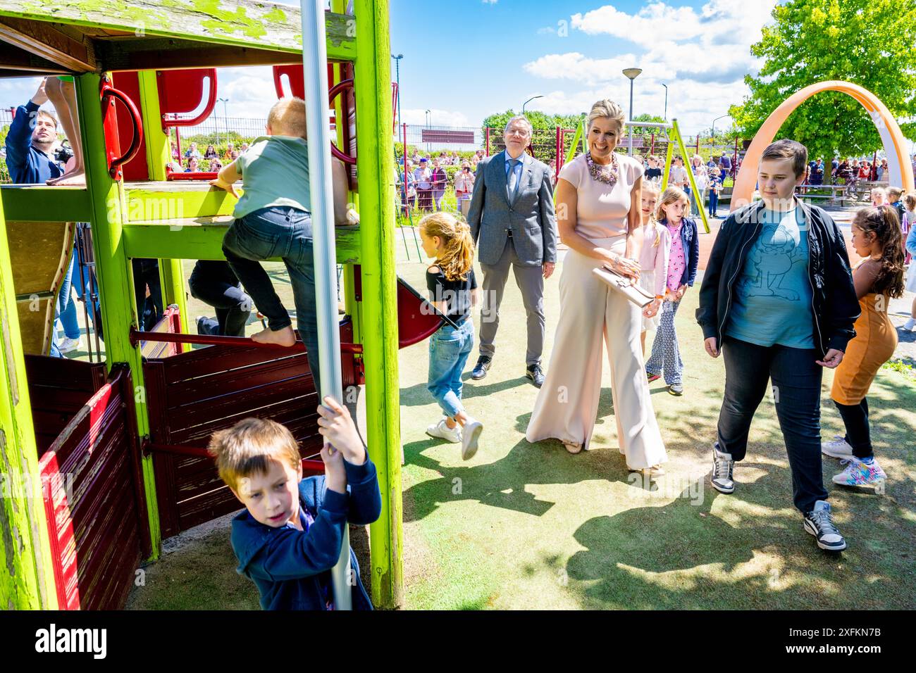 Moerdijk, Niederlande, 04-07-2024 Königin Maxima bei einem Besuch in Zevenbergschen Hoek in der Gemeinde Moerdijk. Der Besuch zielt darauf ab, die Lebensqualität und Attraktivität für alle Bewohner des Dorfes zu erhalten, während die Einrichtungen zurückgehen und die enge Gemeinschaft altert. Quelle: NLBeeld/Patrick van EMST Stockfoto