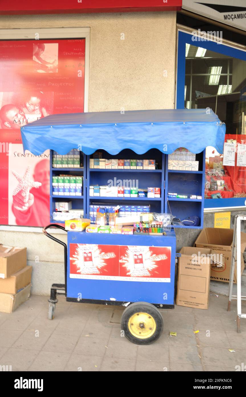 Kleiner Stand mit Zigaretten, Feuerzeugen und Kaugummi; Maputo, Mosambik Stockfoto