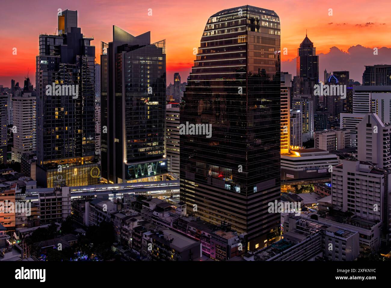 Skyline-Landschaft der Stadt bei Sonnenuntergang mit Wolkenkratzern, Sukhumvit Gegend, Zentrum von Bangkok, Thailand Stockfoto