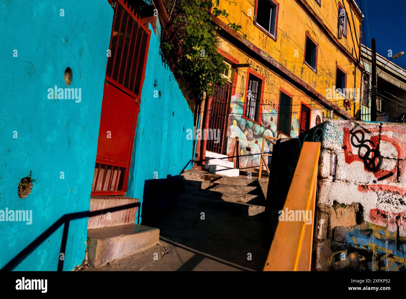 Auf dem Hügel Cerro Bellavista in Valparaíso, Chile, befindet sich eine Treppe, umgeben von Graffiti-Kunstwerken. Stockfoto