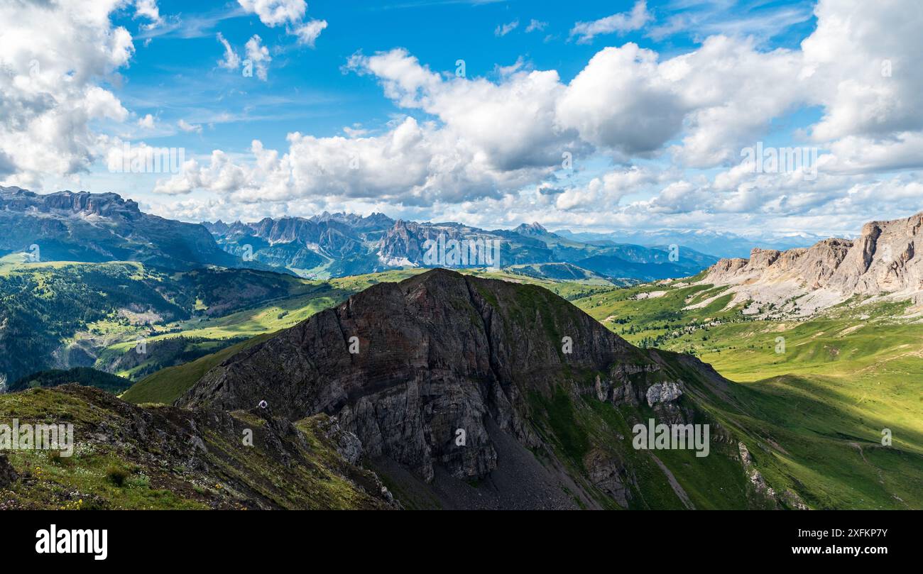 Nähere meist felsige Gipfel der Dolomiten und Zillertaler Alpen mit Gletschern im Hintergrund vom Col di Lana Berggipfel in den Dolomiten während der Summe Stockfoto