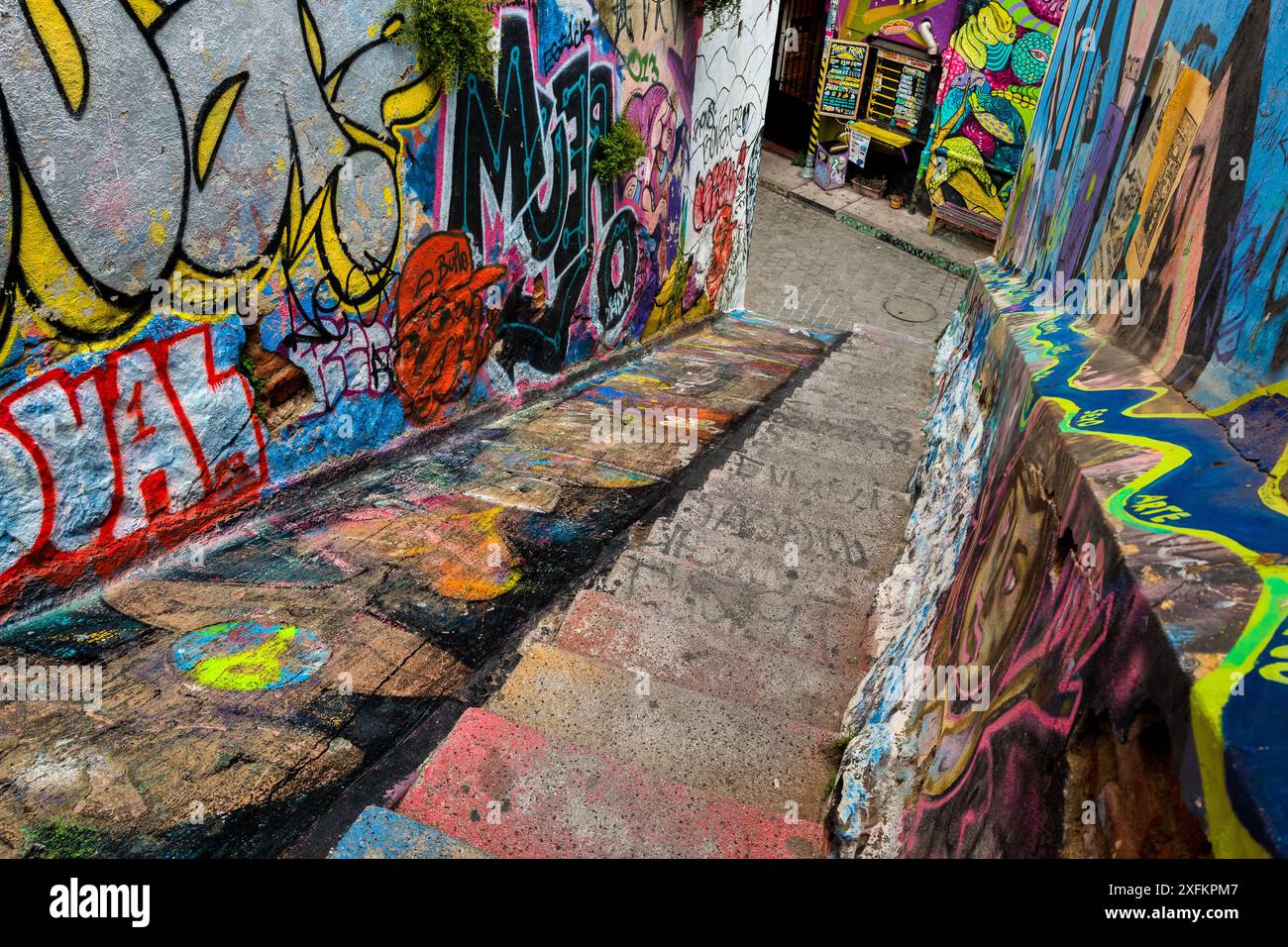 Auf dem Hügel Cerro Concepción in Valparaíso, Chile, befindet sich eine von Graffiti umgebene Templeman-Straßentreppe. Stockfoto