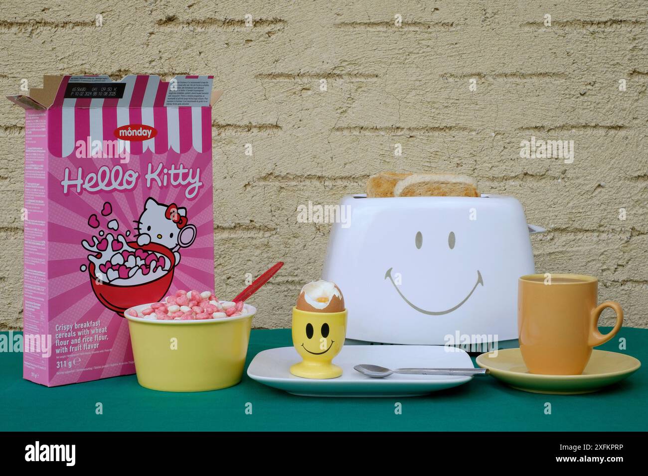 Schachtel mit müsli und Cornflakes mit Schüssel Toaster, Toast, gekochtes Ei, Kaffeetasse auf dem Tisch Stockfoto