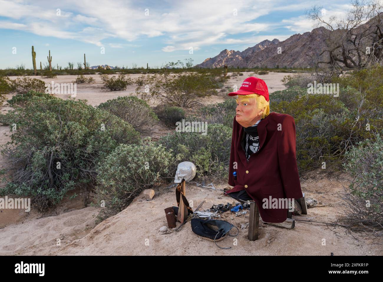 Das Bild des US-Präsidenten Donald Trump im Bombenangriff von Barry M. Goldwater auf dem El Camino del Diablo nahe der Grenze zwischen Arizona und Mexiko. Dieses Bildnis oder Schrein wurde in einem Gebiet platziert, in dem illegale Migranten aus Mexiko in die USA einreisen und viele in den heißen Sommermonaten sterben. Februar 2017. Stockfoto