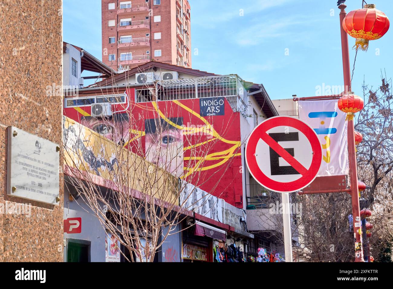 Auszug aus Chinatown in Buenos Aires, voller Schilder, Poster, roter Papierlampen, Symbolen, Ideogramme, die argentinische Flagge, die zusammen mit dem Chinesischen Kult existiert Stockfoto