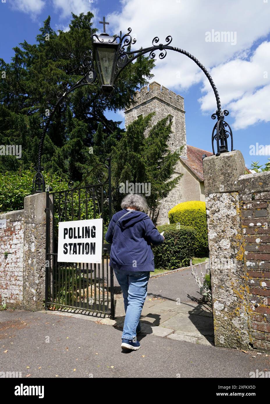 Eine Dame kommt, um ihre Stimme bei den Parlamentswahlen 2024 in der All Saints Church in West Farleigh, Kent, abzugeben. Bilddatum: Donnerstag, 4. Juli 2024. Stockfoto