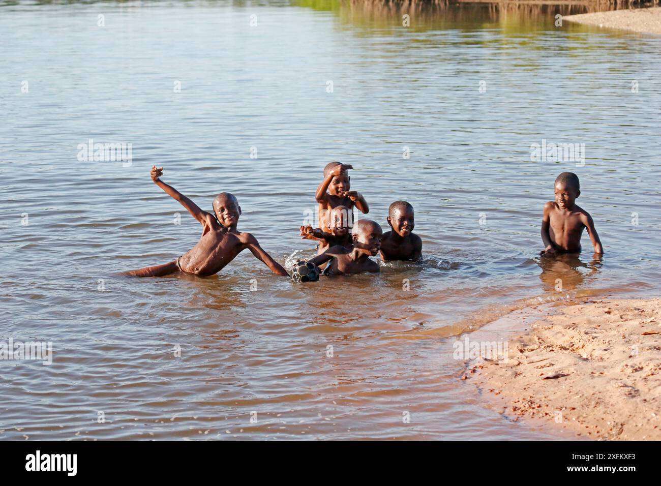 Afrikanische Jungs spielen in einem Nebenfluss des Flusses Gambia. Gambia, Afrika Stockfoto