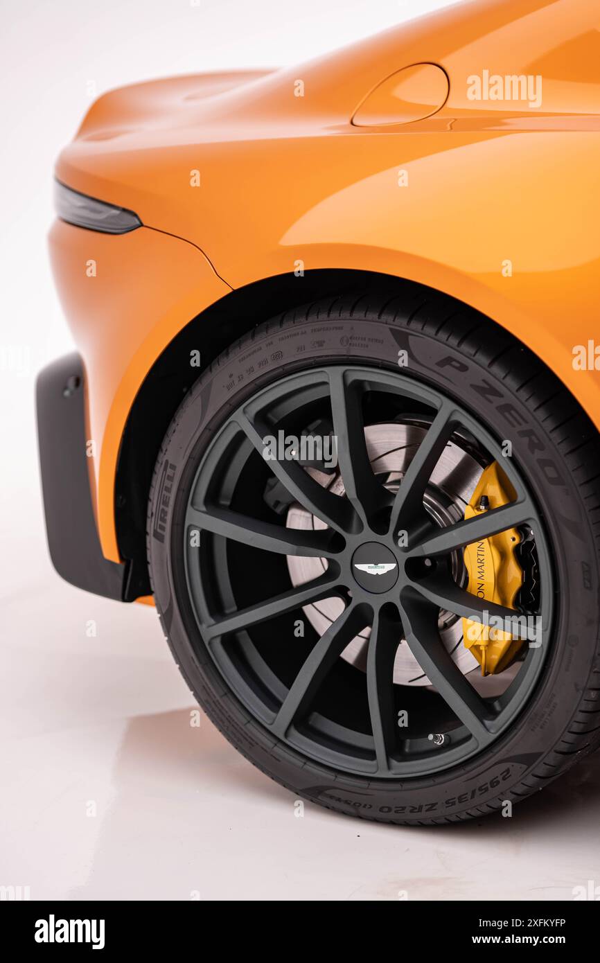 Aston Martin Vantage – Heckansicht, Radfokussierung, Luxus-Sportwagen im Studio, hochauflösendes Bild Stockfoto