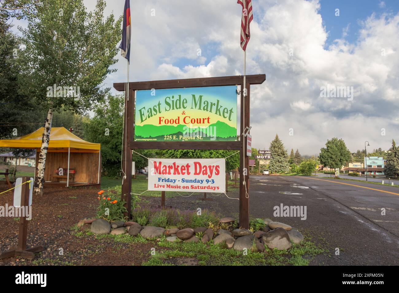 Fahren Sie am East Side Market in Pagosa Springs, Colorado, USA, auf dem Highway 160. Stockfoto