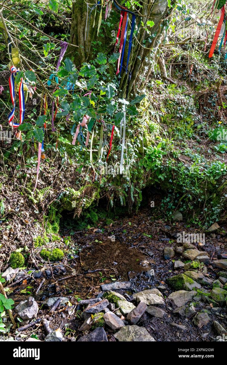 Farbenfrohes Bild mit Gebetsbändern über Covety Spring, Einem heiligen Heilbrunnen auf dem Great Torrington Commons. Stockfoto