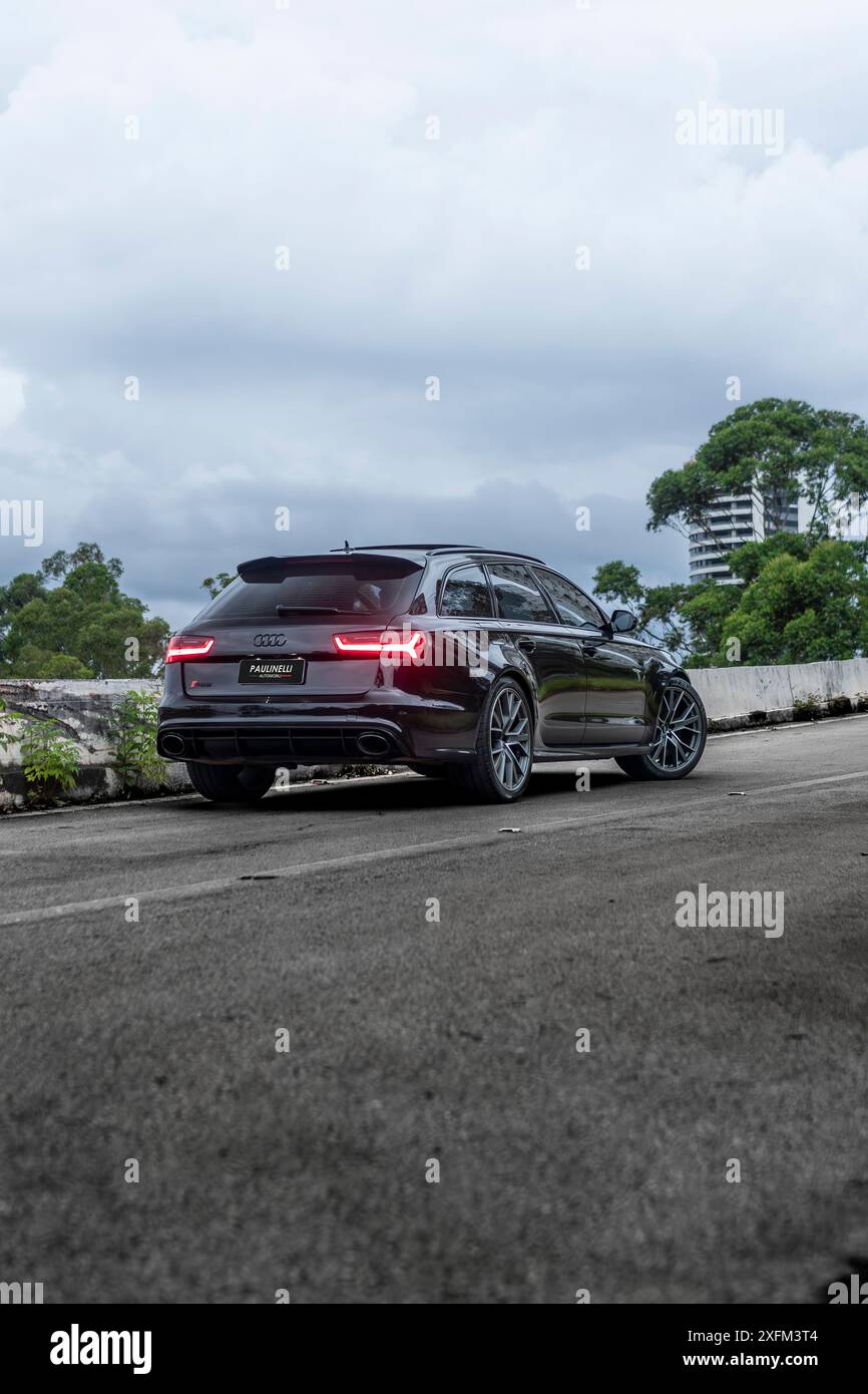 Schwarzer Audi RS6 Rückblick in leerer Straße, bewölkter Tag, luxuriöses Familienauto, High Resolution Stockfoto