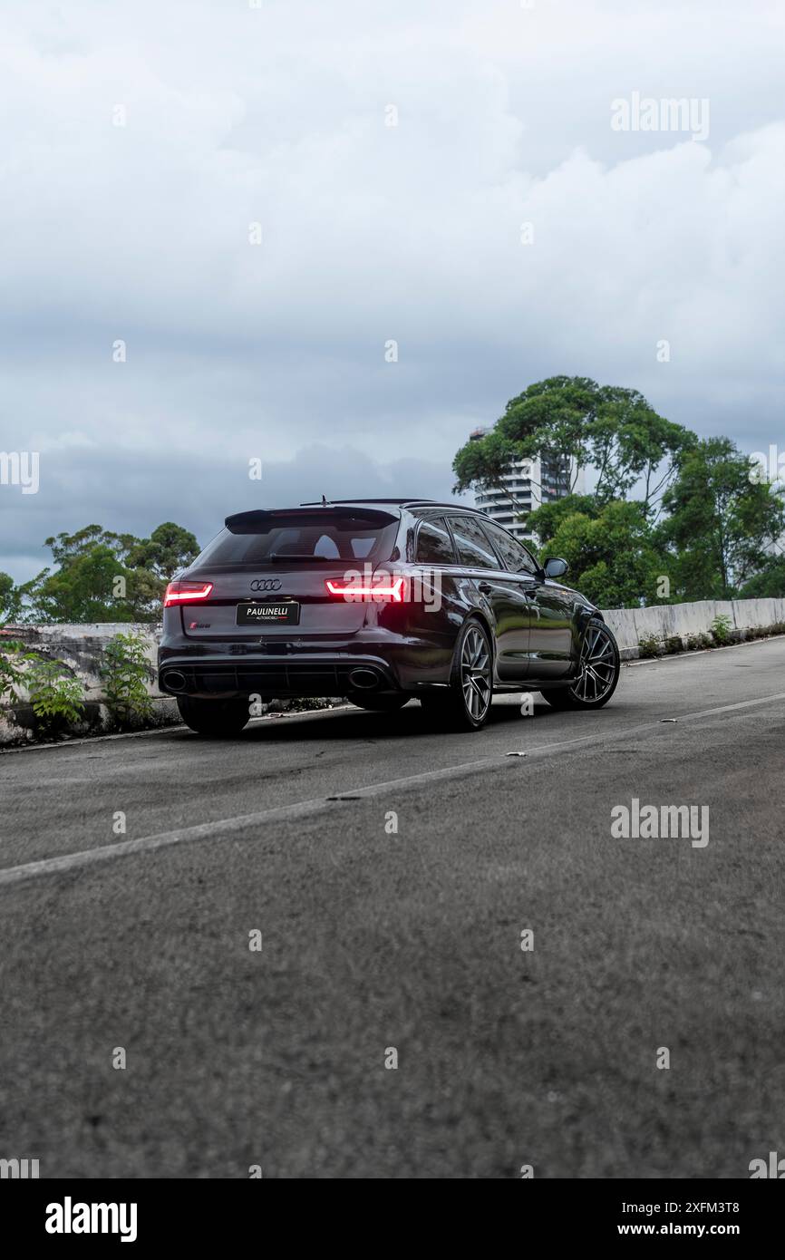 Schwarzer Audi RS6 Rückblick in leerer Straße, bewölkter Tag, luxuriöses Familienauto, High Resolution Stockfoto