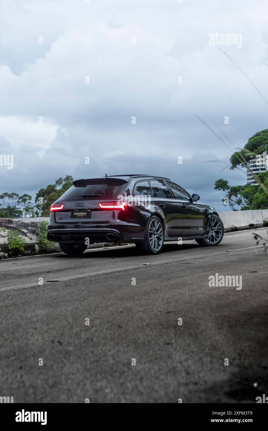 Schwarzer Audi RS6 Rückblick in leerer Straße, bewölkter Tag, luxuriöses Familienauto, High Resolution Stockfoto