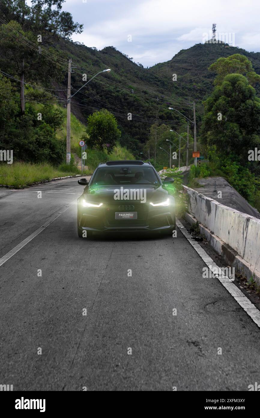 Schwarzer Audi RS6 Avant Vorderansicht, Luxusauto auf schöner Straße – High Resolution Stockfoto