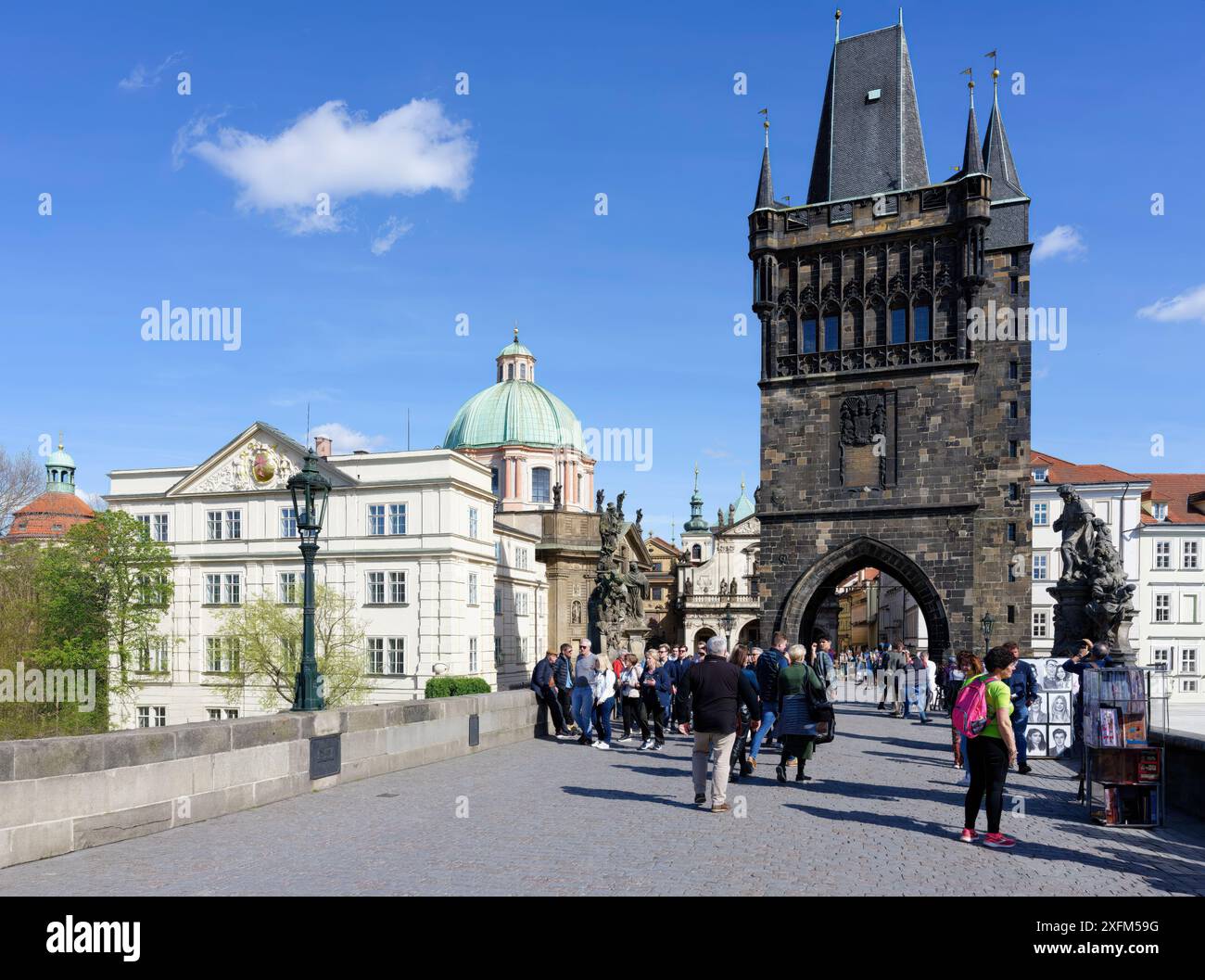 Karlsbrücke, Brückenturm der Altstadt, mittelalterliche Steinbogenbrücke über den Fluss Vitava, Prag, Böhmen, Tschechische Republik Stockfoto