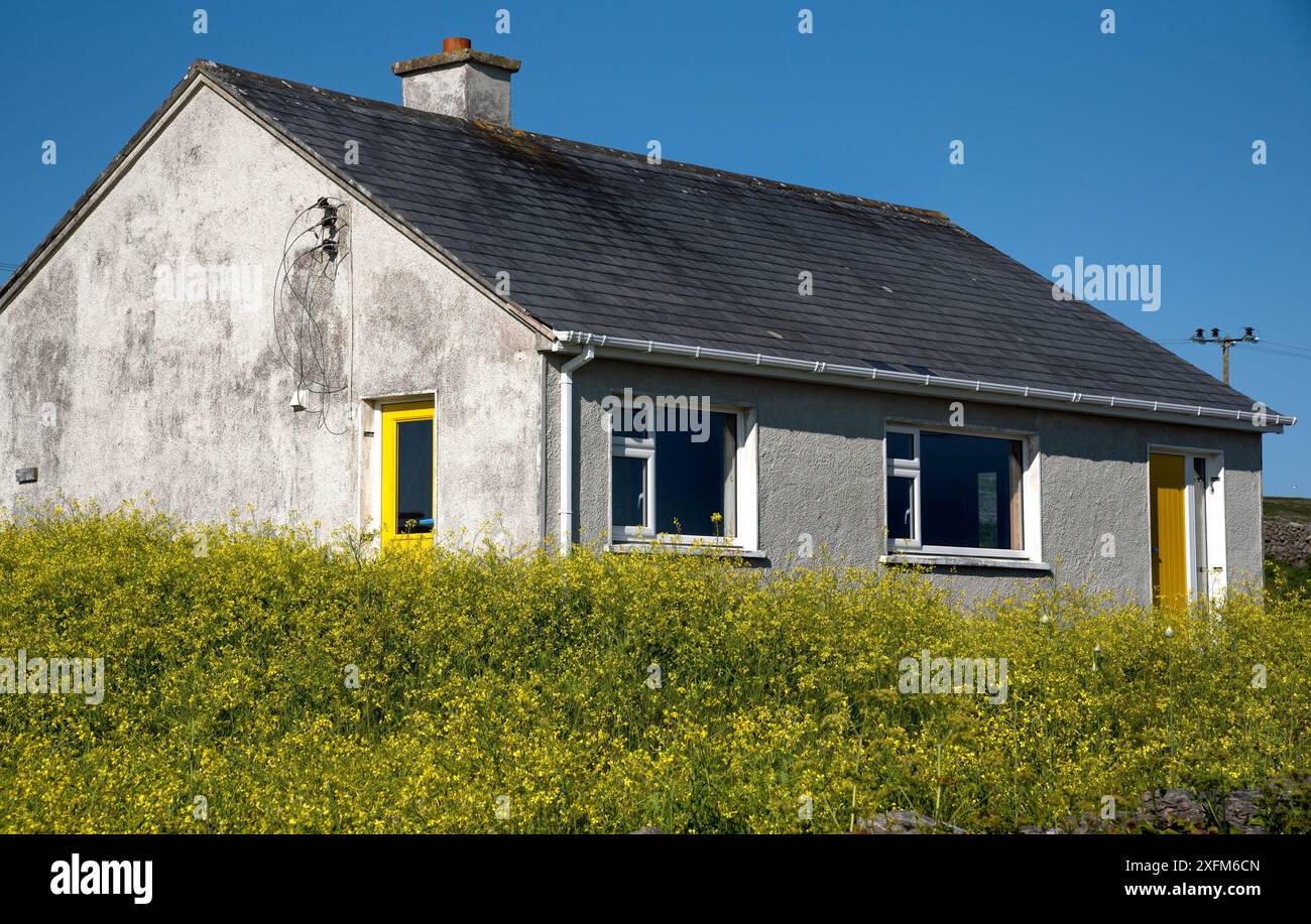 Traditionelles irisches Ferienhaus im Sommer auf Irishmore, Insel Aran, Irland Stockfoto