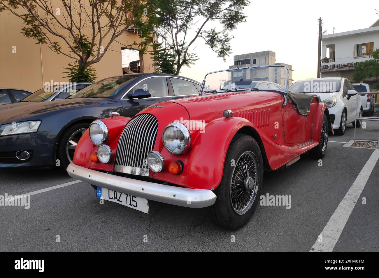 Larnaca, Zypern – 23. Juni 2024: Ein roter, zweitüriger Sportwagen Morgan Plus 4. Stockfoto