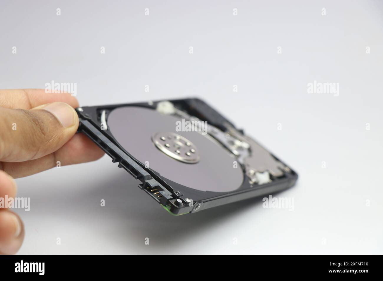 Festplattenlaufwerk des Computers mit entferntem Gehäuseoberteil, um sich die internen Komponenten anzusehen. Reparatur alter Festplatten Stockfoto