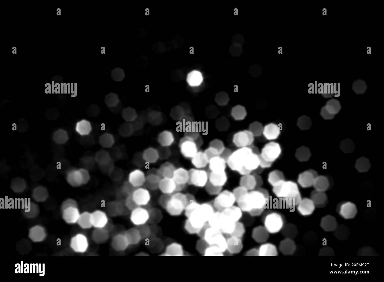 Weiß grau verschwommen Bokeh Lichter auf schwarzem Hintergrund. Glitzer funkeln Sterne zum Feiern. Overlay für dein Design Stockfoto