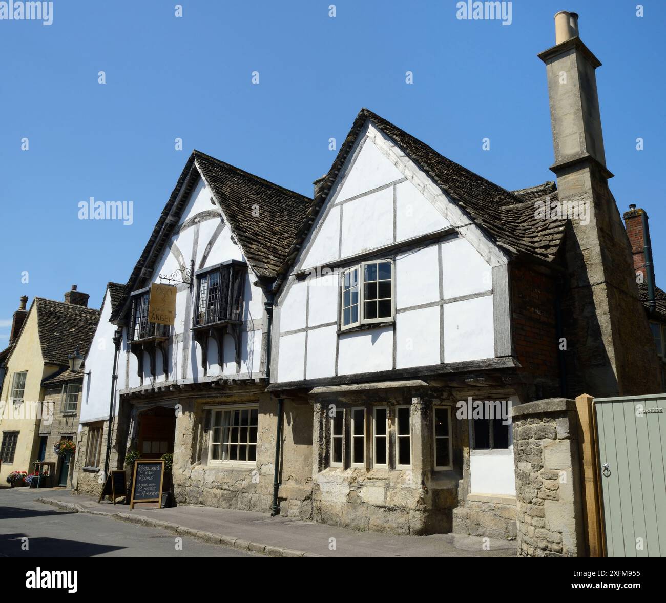 The Angel Inn, ein mittelalterliches denkmalgeschütztes Gebäude, Church Street, Westbury, Wiltshire, Großbritannien, Juli 2016. Stockfoto