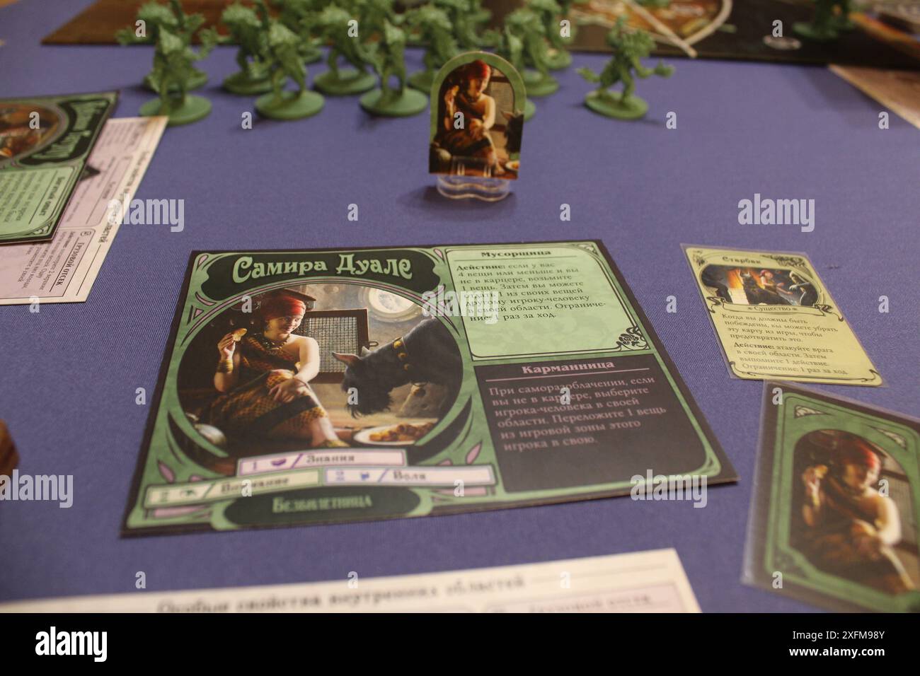 Mozyr, Weißrussland, 10. April 2024: Heldenkarte im Brettspiel unergründlich. Vorbereiten des Player Tablets. Stockfoto